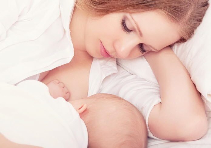 Sữa mẹ giúp chị em sau sinh làm đẹp hiệu quả.