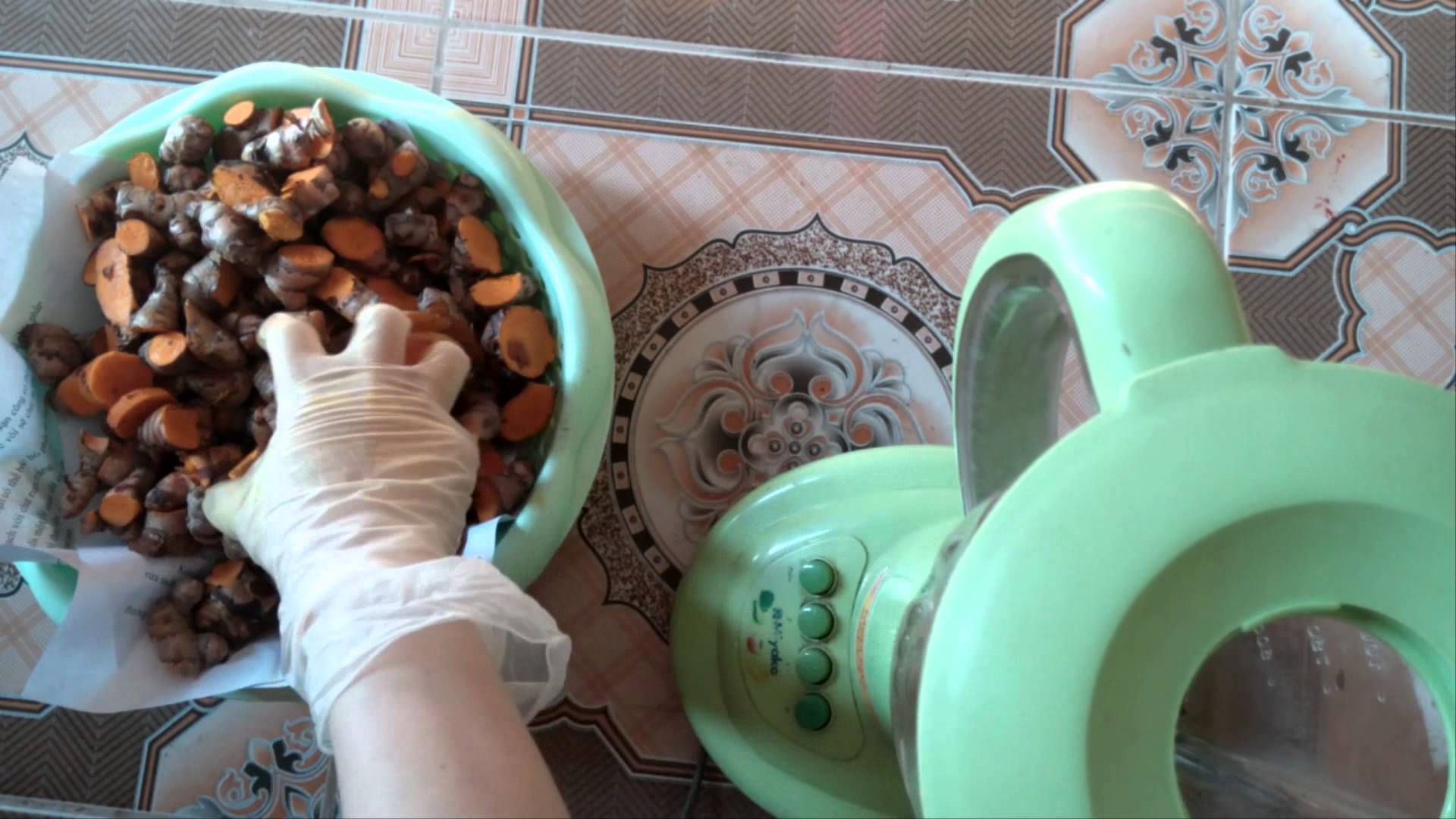 Kinh nghiệm chọn nguyên liệu trong cách làm tinh bột nghệ tại nhà.
