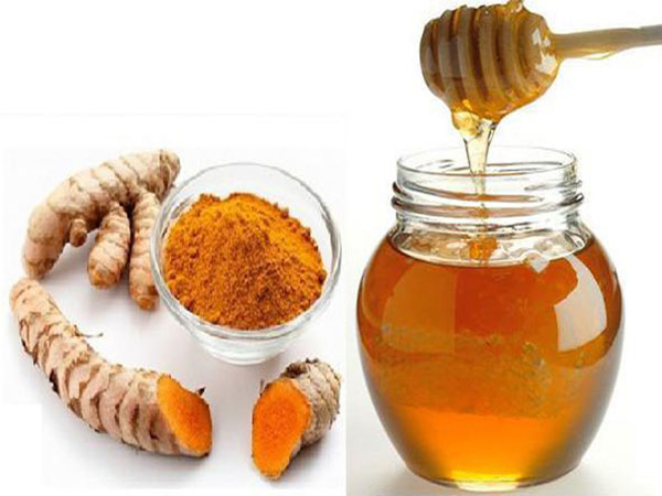  Dùng mật ong và bột nghệ chữa đau dạ dày