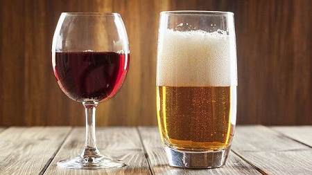 Rượu bia là nguyên nhân gây viêm và xung huyết dạ dày.