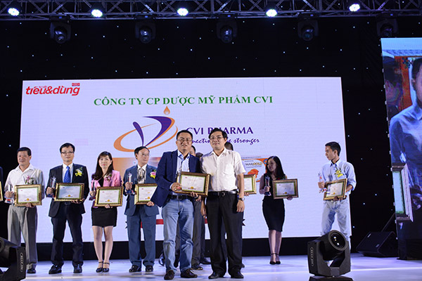 Ông Lã Thượng Thiên – Giám đốc chi nhánh miền Nam đại diện Công ty CP Dược Mỹ Phẩm CVI nhận giải thưởng