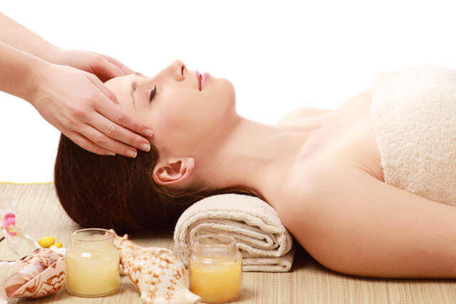 Massage là cách làm đẹp da sau khi sinh rất hiệu quả