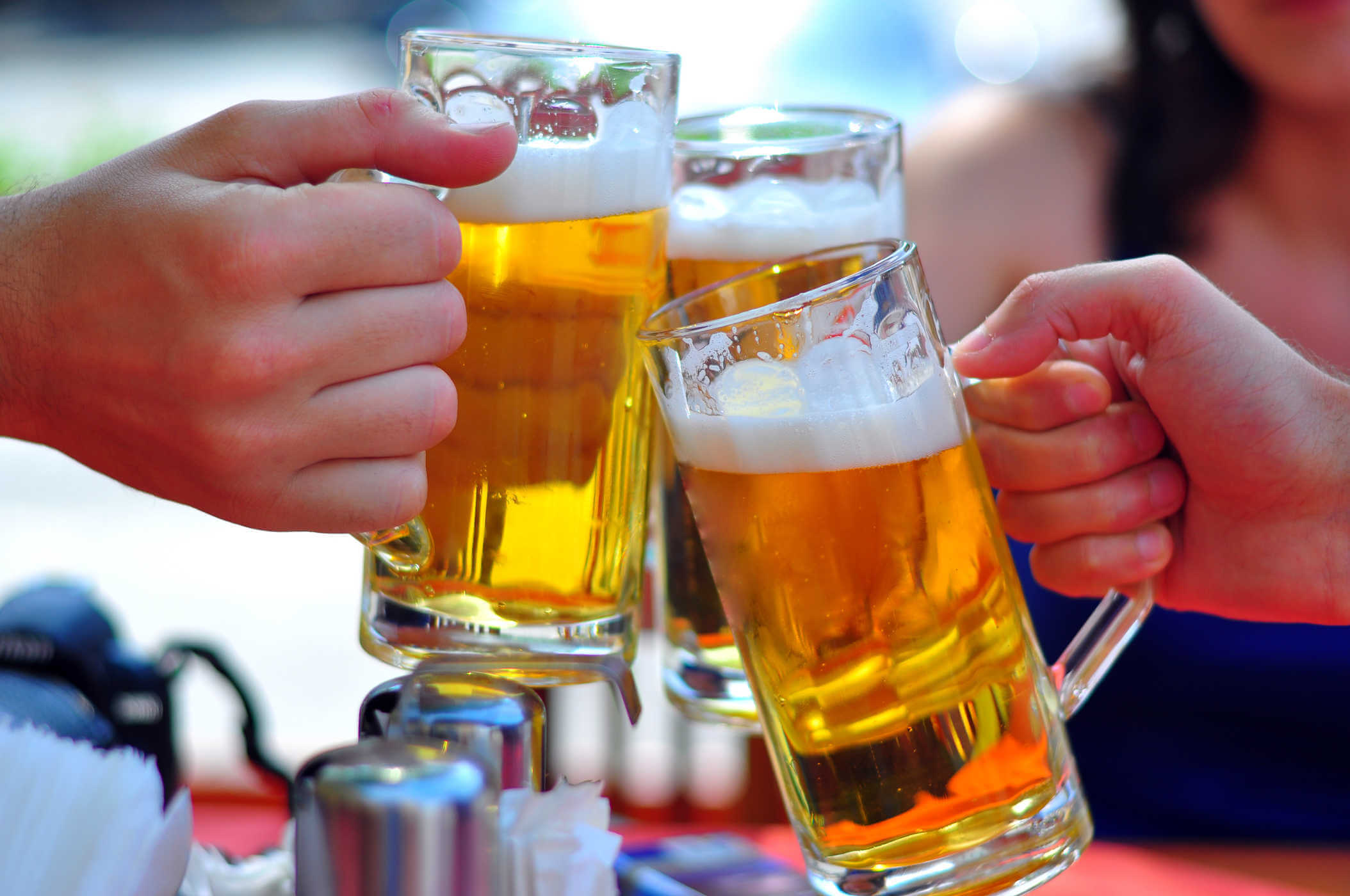 Uống nhiều bia rượu gây đau dạ dày