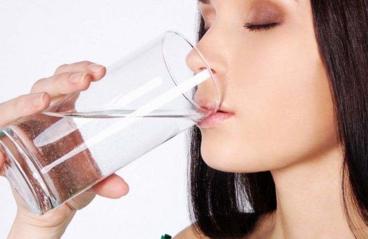 Dùng nước muối ấm giúp giảm nhanh triệu chứng đau dạ dày