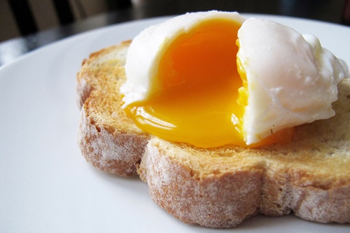 đau dạ dày kiêng ăn gì: Trứng chưa chín hoặc quá chín
