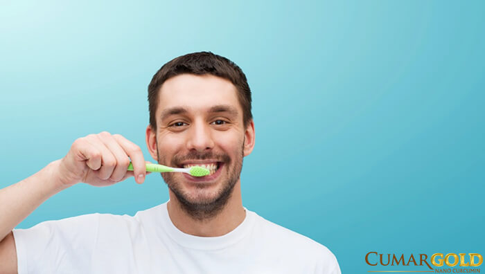 Chăm sóc răng miệng giúp hạn chế những cơn đắng miệng hiệu quả. 
