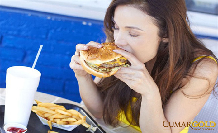 Chế độ ăn uống là một trong nguyên nhân chính dẫn đến tình trạng viêm xung huyết hang vị nhẹ. 