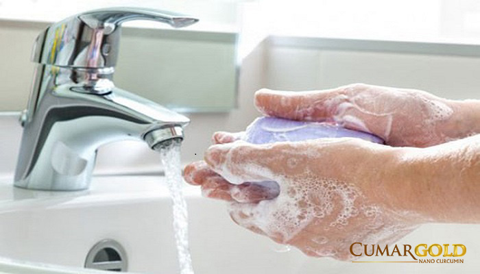 Rửa tay bằng xà phòng 