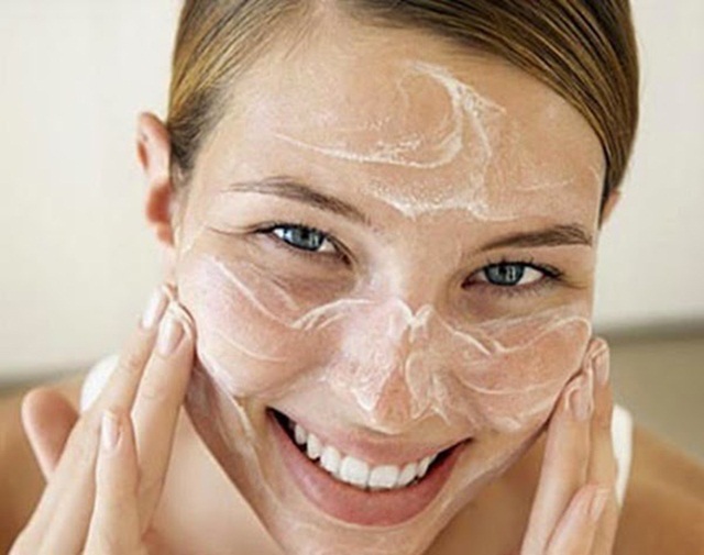 Làm đẹp da mặt sau sinh với sữa mẹ