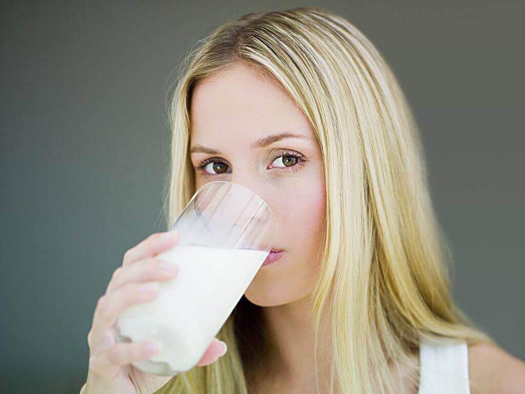 Người bị đau dạ dày nên uống 1 cốc sữa mỗi ngày