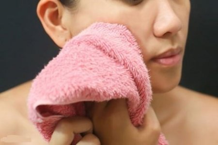 Lợi ích sức khỏe không ngờ từ việc lau mặt bằng khăn nóng