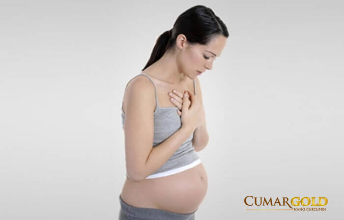 Ợ chua là một trong các biểu hiện của bị đau dạ dày khi mang thai tháng cuối
