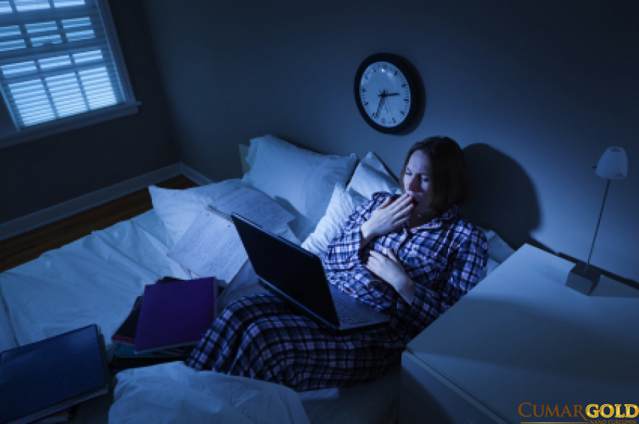 Thức quá khuya cũng là một trong những nguyên nhân viêm hang vị