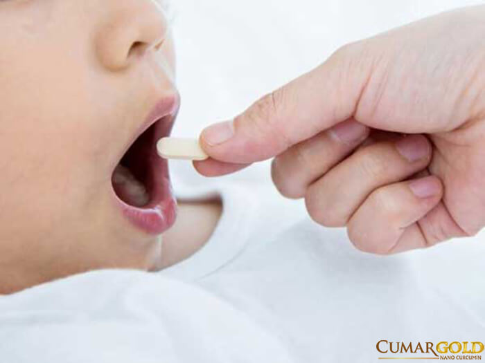 Trẻ em đau dạ dày sử dụng thuốc giun cần có chỉ định của bác sĩ chuyên khoa