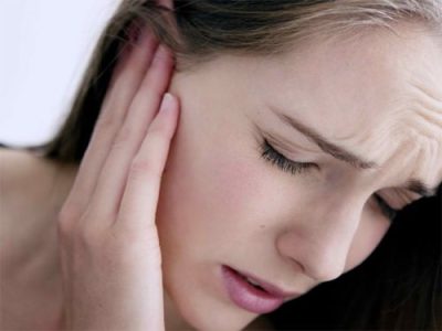 Vì sao ợ hơi bị đau tai? Nguyên nhân và cách chữa thế nào?