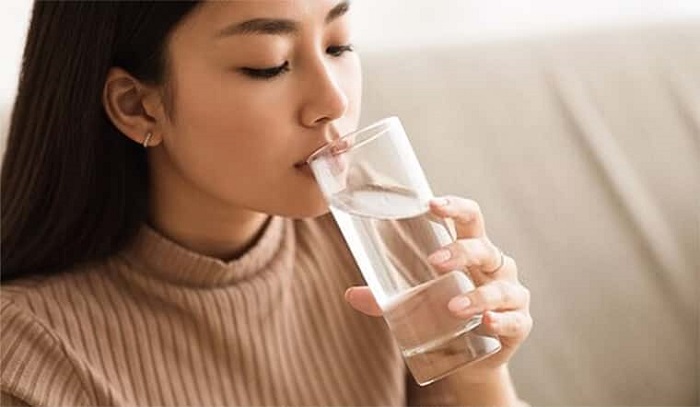Uống nước ấm vào buổi sáng giúp đại tràng được làm sạch tự nhiên