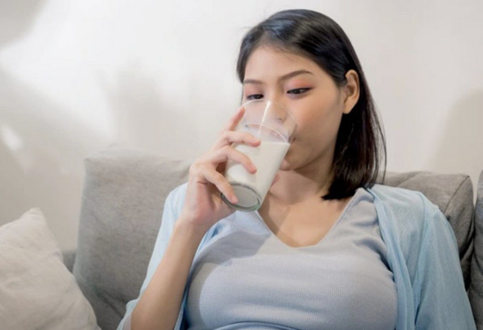 Duy trì thói quen uống sữa ấm để cải thiện chất lượng sữa mẹ