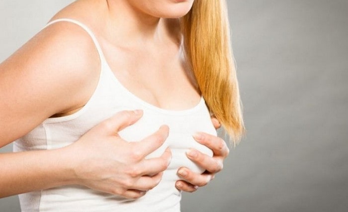 Dấu hiệu mẹ tắc sữa bị sốt là hiện tượng bầu ngực của mẹ sau sinh sưng cứng lên
