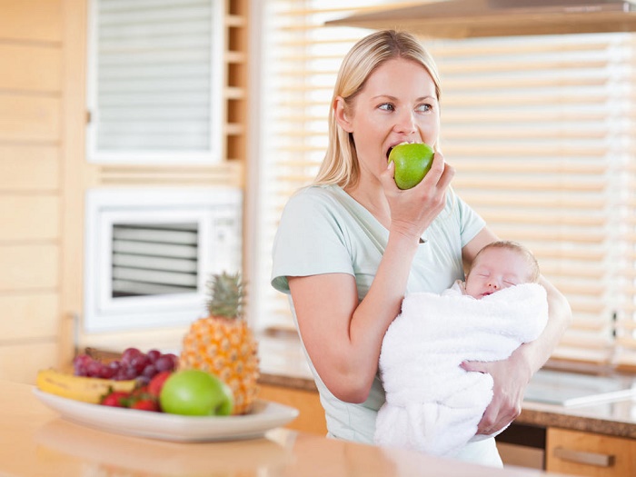 Các mẹ nên bổ sung nhiều thực phẩm tốt cho sức khỏe để cải thiện nguồn sữa