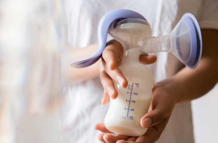 Hút sữa bằng tay là phương pháp hút sữa bị tắc tia sữa tương đối đơn giản cho mẹ bỉm 