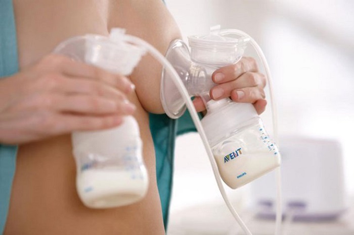 Hút sữa bằng máy hút điện là cách hút sữa khi bị tắc tia sữa được nhiều mẹ áp dụng