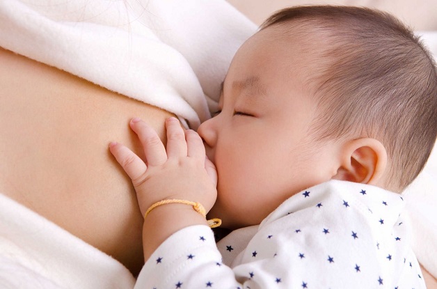 Cho bé bú thường xuyên và đúng tư thế sẽ giúp hạn chế bị tắc tia sữa.